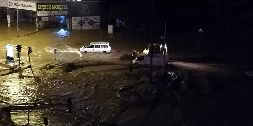 Antalya'da kuvvetli yağış sele neden oldu