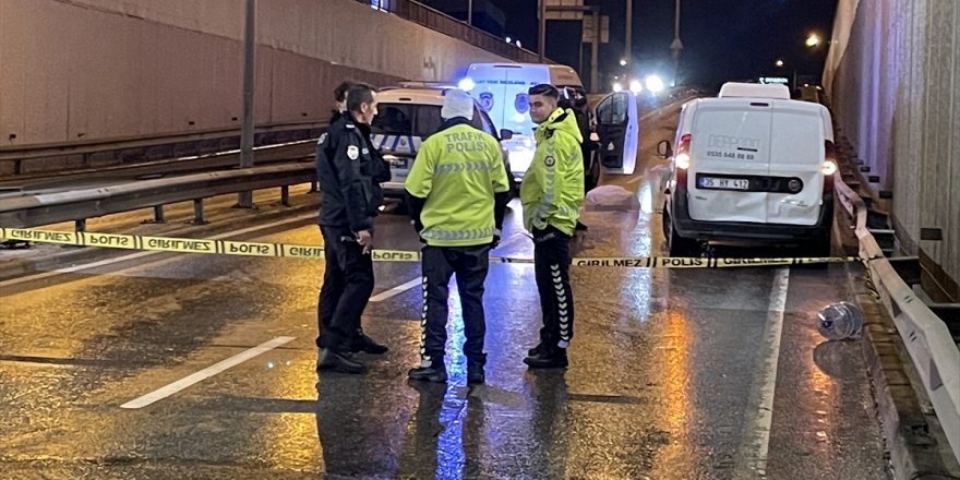 İzmir'de aracına yakıt takviyesi yaparken otomobil çarpan sürücü öldü