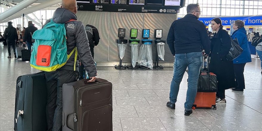 İngiltere'nin Stansted Havalimanı'nda kötü hava koşulları nedeniyle uçuşlar askıya alındı