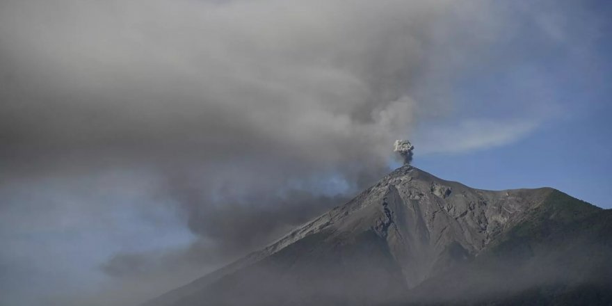 Guatemala'da Fuego Yanardağı lav püskürttü: Uçuşlar iptal edildi