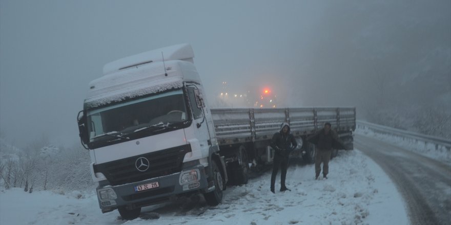 Kar yağışı nedeniyle kapanan Antalya-Denizli kara yolu kontrollü olarak ulaşıma açıldı