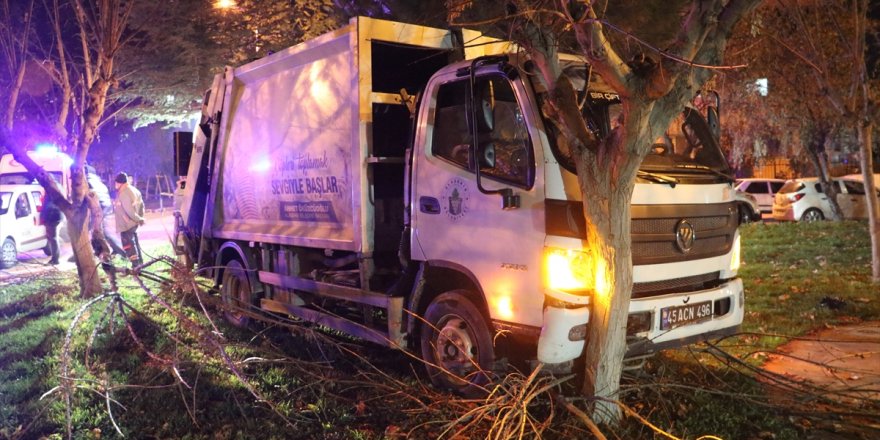 Manisa'da ağaca çarpan çöp kamyonunun sürücü yaralandı