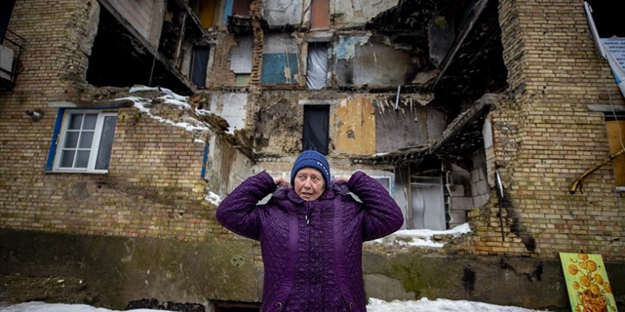 Ukrayna'daki savaşta kısmen yıkılan konutlarda yaşayan siviller hayata tutunmaya çalışıyor