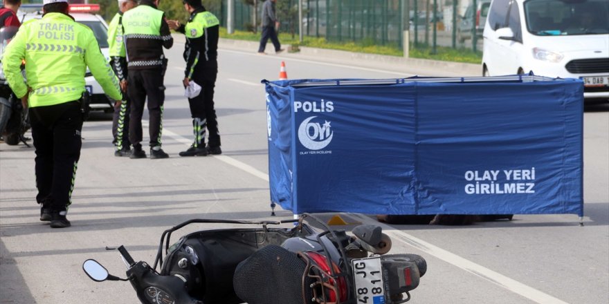 Muğla'da kamyonla çarpışan motosikletteki 1 kişi öldü, 1 kişi yaralandı