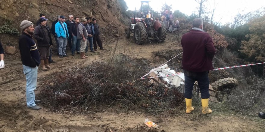 Manisa'da devrilen traktörün altında kalan sürücü öldü