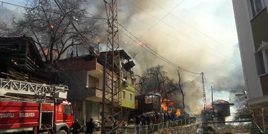 Artvin'de yangın: Alevler 50'ye yakın eve sıçradı