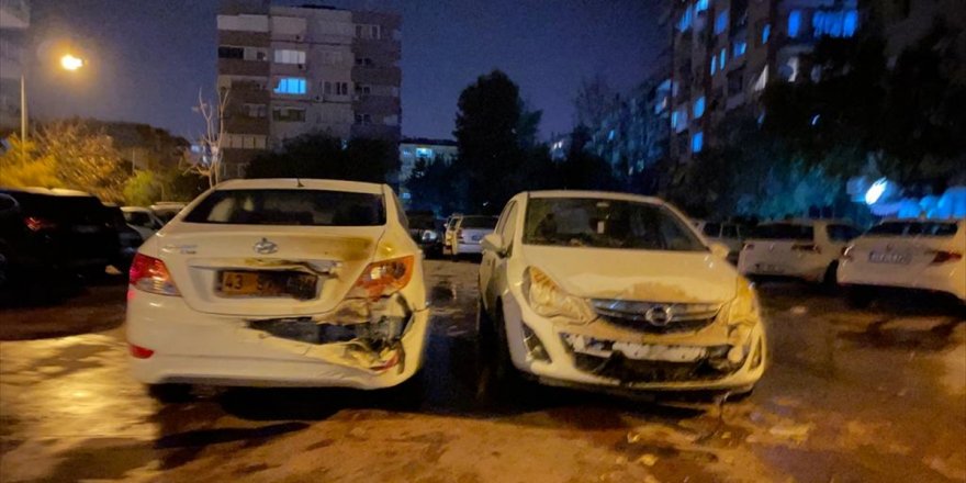 İzmir'de seyir halindeyken yanan otomobil kullanılmaz hale geldi