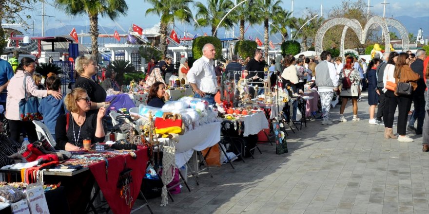 Fethiye'de yeni yıl pazarı kuruldu