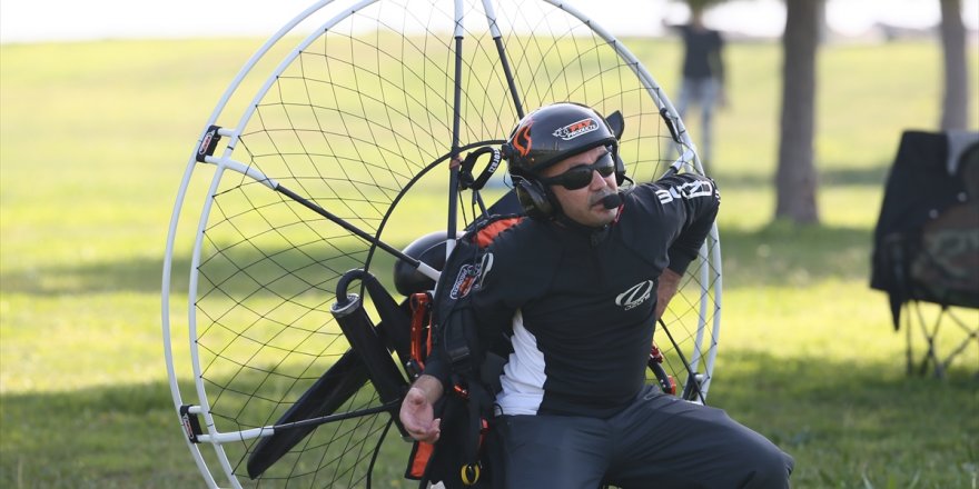 İzmirli paramotorcu, SMA hastası Özgecan için havalandı