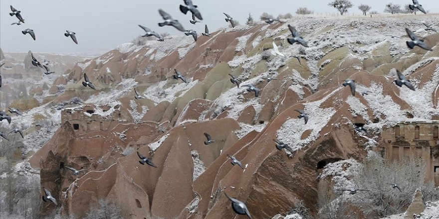 Turistler, beyaz örtüyle kaplanan Kapadokya'ya hayran kaldı