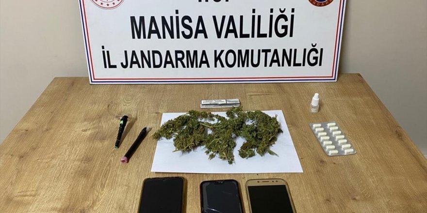 Manisa'da uyuşturcu bulunan otomobildeki 4 kişi gözaltına alındı