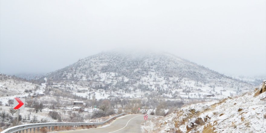 Afyonkarahisar'ın yüksek kesimlerinde kar yağışı etkili oluyor