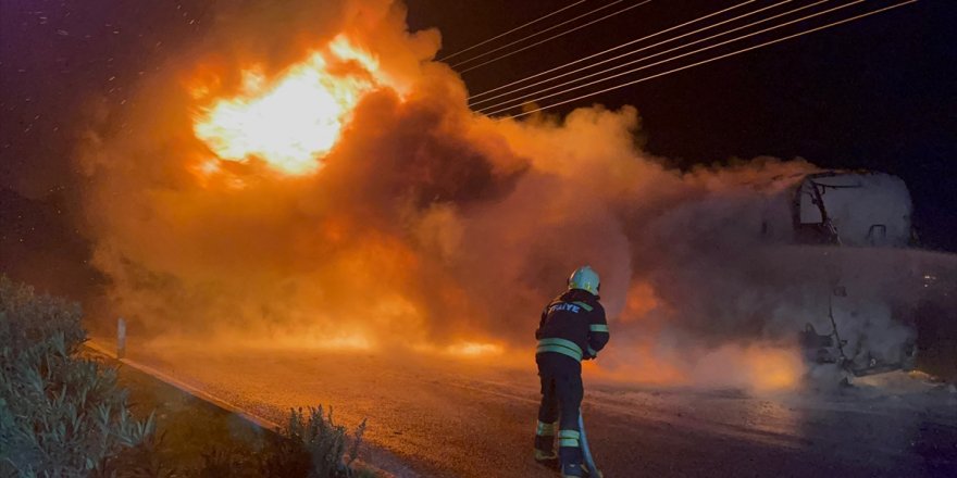 Muğla'da seyir halindeki yolcu otobüsünde çıkan yangın söndürüldü