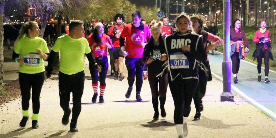 İzmir'de "en uzun gece" koşusu düzenlendi