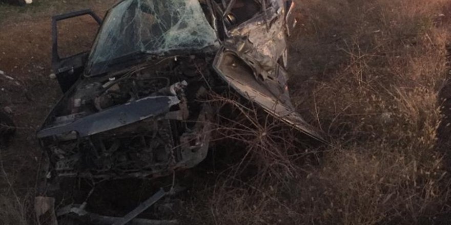Afyonkarahisar'da kamyonetle otomobilin çarpışması sonucu 2 kişi öldü, 5 kişi yaralandı