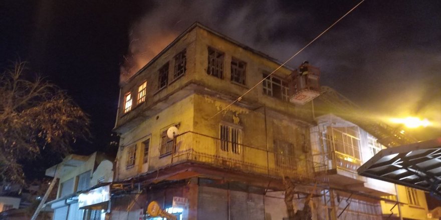 Manisa’da tarihi çarşıdaki iş yerinde çıkan yangın hasara neden oldu