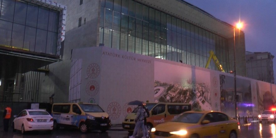 Atatürk Kültür Merkezi’nde asma tavan düştü: 4 işçi yaralandı