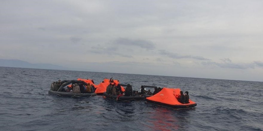 Türk Sahil Güvenliğini gören göçmenlerden alkışlarla Türkiye sevinci