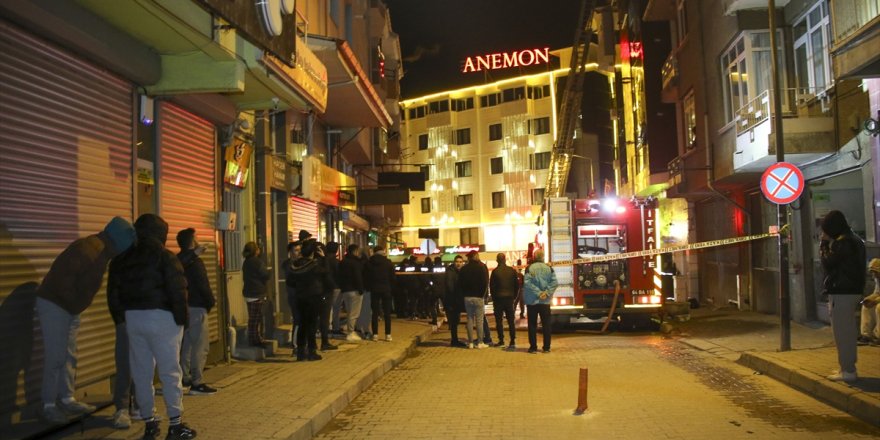 Uşak'ta 4 katlı binada çıkan yangında 7 kişi dumandan etkilendi