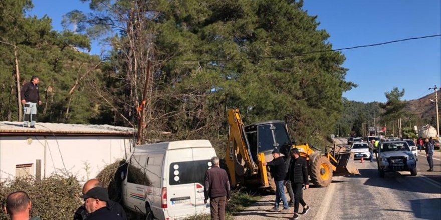 Marmaris'te iş yerinin duvarına çarpan minibüsteki 6 kişi yaralandı