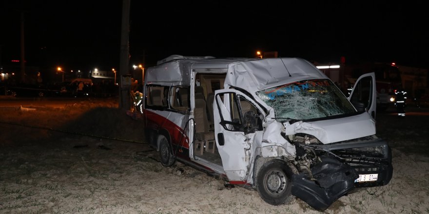 Denizli'de tırla çarpışan minibüsteki 1 kişi öldü, 12 kişi yaralandı