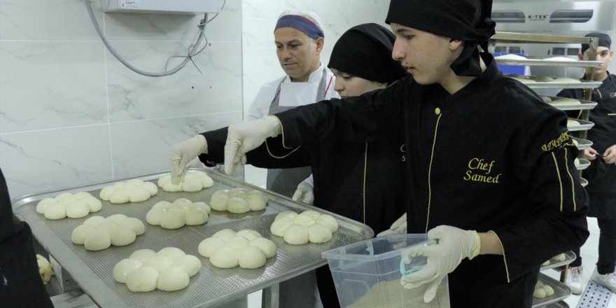 Muğla'da meslek lisesi öğrencileri ekmek üretimine başladı