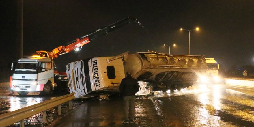 İzmir'de devrildikten sonra alev alan vidanjör itfaiye ekiplerince sündürüldü