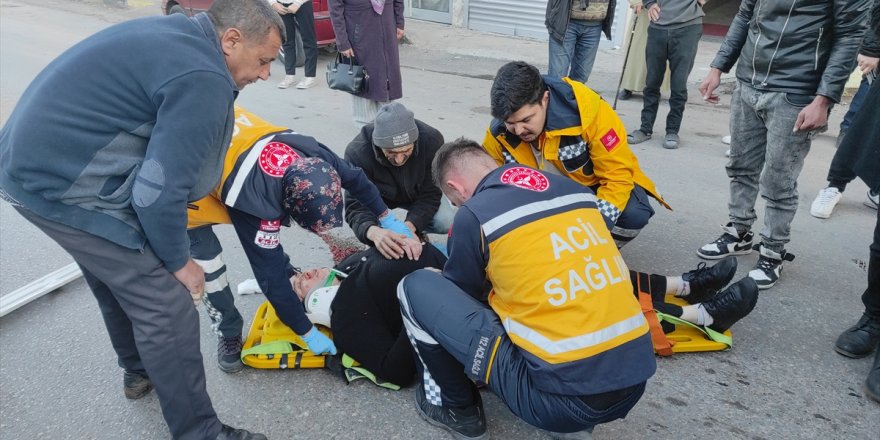 Alaşehir'de işçi servisinin çarptığı yaya ağır yaralandı