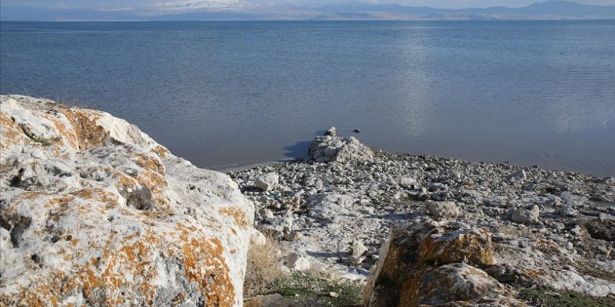 Van Gölü'nün çekilmesiyle Urartu dönemine ait tapınma alanı ortaya çıktı