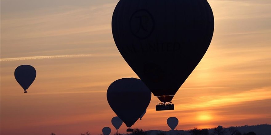 Kapadokya'da turistler yeni yılın ilk gününü gökyüzünde karşıladı