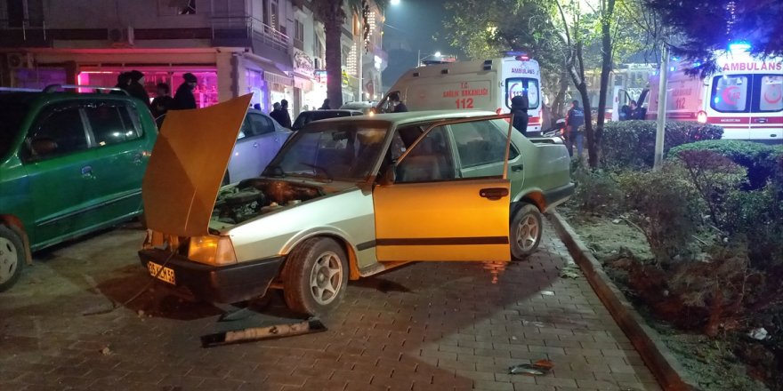 Manisa'da otomobilin park halindeki araçlara çarpması sonucu 2 kişi yaralandı