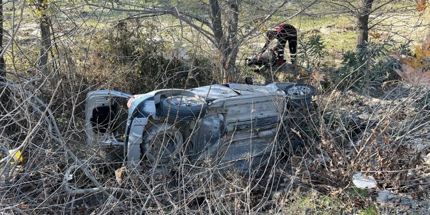 Aydın'da şarampole devrilen otomobildeki 2 kişi yaralandı