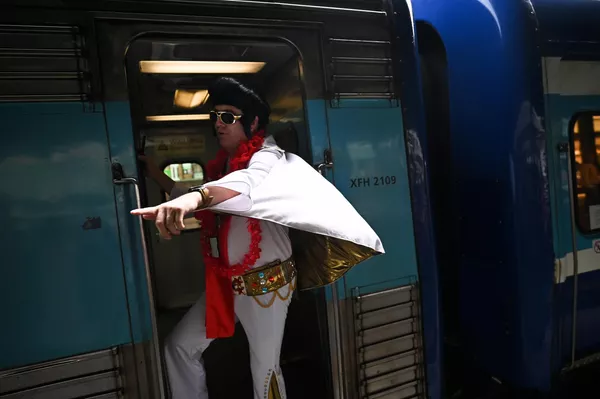 Rock and Roll'ün Kralı için buluştular: 'Elvis Ekspres' Sidney'den yola çıktı