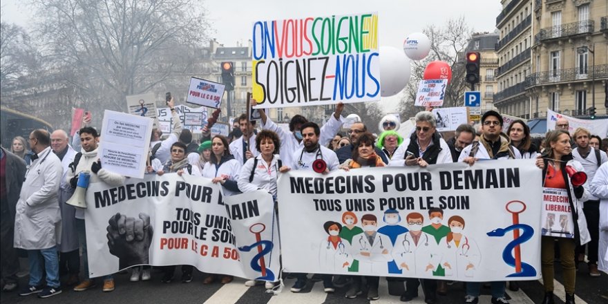 Paris'te pratisyen hekimler, çalışma koşullarının iyileştirilmesi için gösteri düzenledi