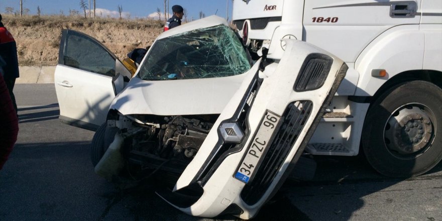 Afyonkarahisar'da tırla çarpışan otomobilin sürücüsü öldü