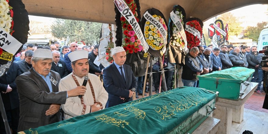 Manisa'da kuyuda ölen baba ve oğlu son yolculuğuna uğurlandı