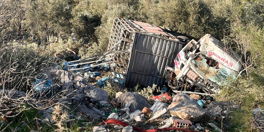 Muğla'da devrilen tüp yüklü kamyonun sürücüsü öldü