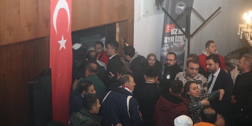 Kars'ta Sarıkamış şehitlerini anma etkinliğinde salonun tavanı çöktü