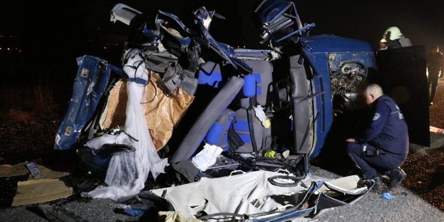 Manisa'da tırın arkadan çarptığı otomobilde 2 kişi öldü, 1 kişi yaralandı