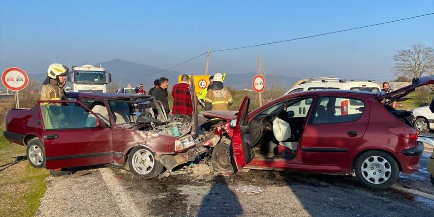 İzmir'de iki otomobilin çarpıştığı kazada 4 kişi yaralandı