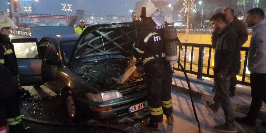 Manisa'da seyir halindeki otomobilde yangın çıktı