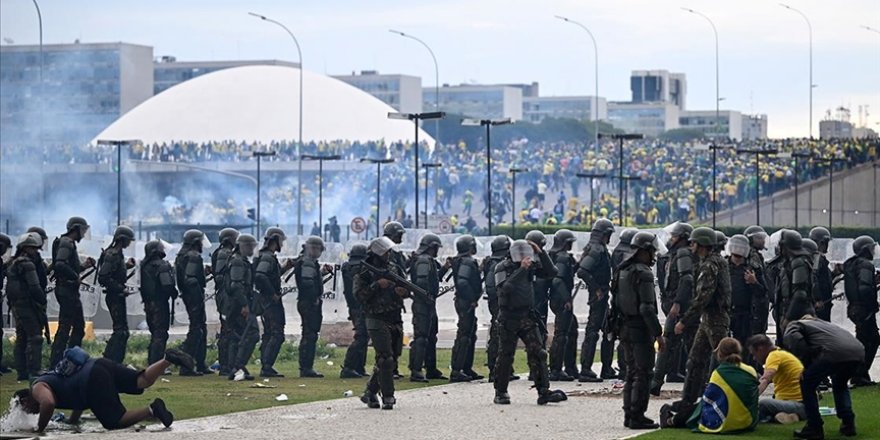 Brezilya'da, göstericilerin bastığı Kongre ve Devlet Başkanlığında kontrol sağlandı