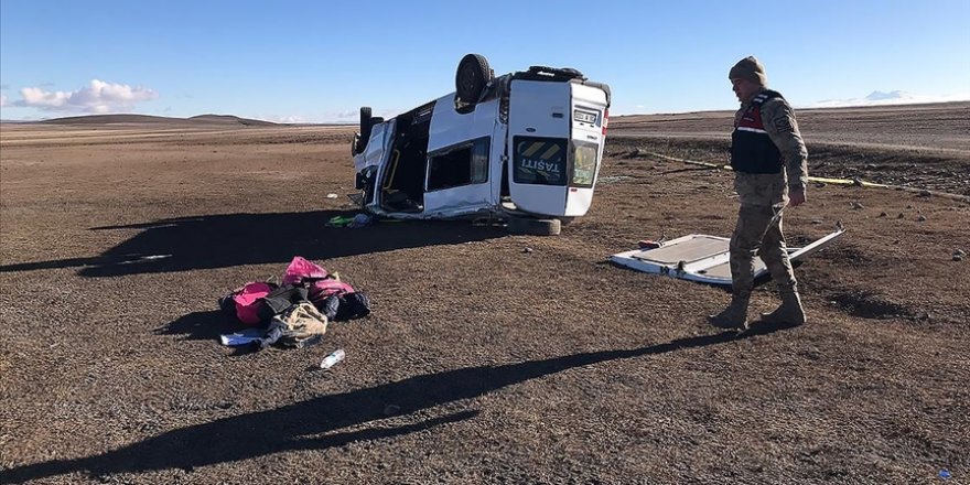 Kars'ta öğrenci servisinin devrilmesi sonucu 1 öğrenci öldü, 14 öğrenci yaralandı