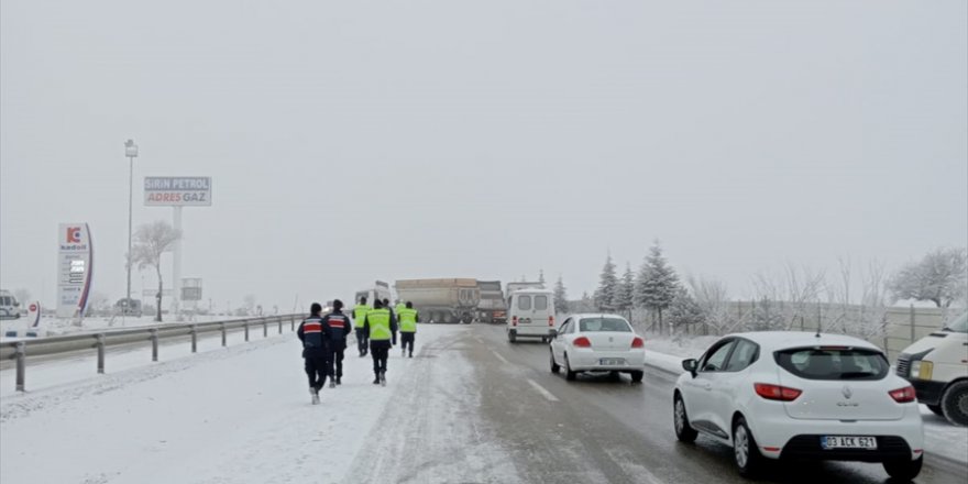 Afyonkarahisar'da kayan tırdan dolayı trafik tek şeritten sağlandı