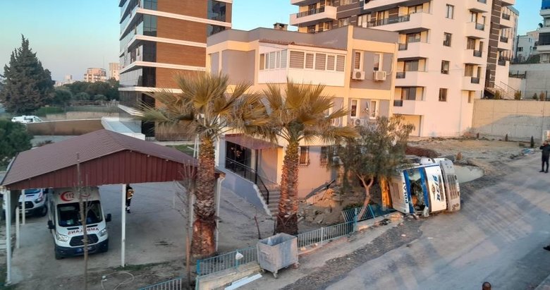 İzmir'de freni boşalan kamyon 112 binasının duvarına çarptı