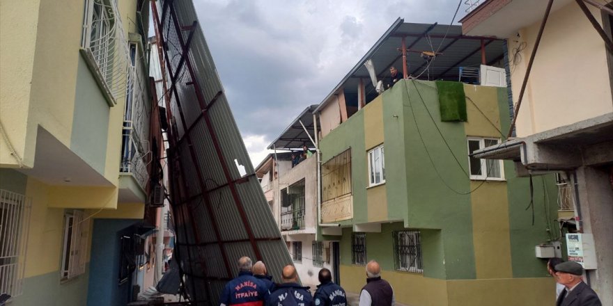 Manisa'da fırtına nedeniyle bir evin sundurma çatısı uçtu