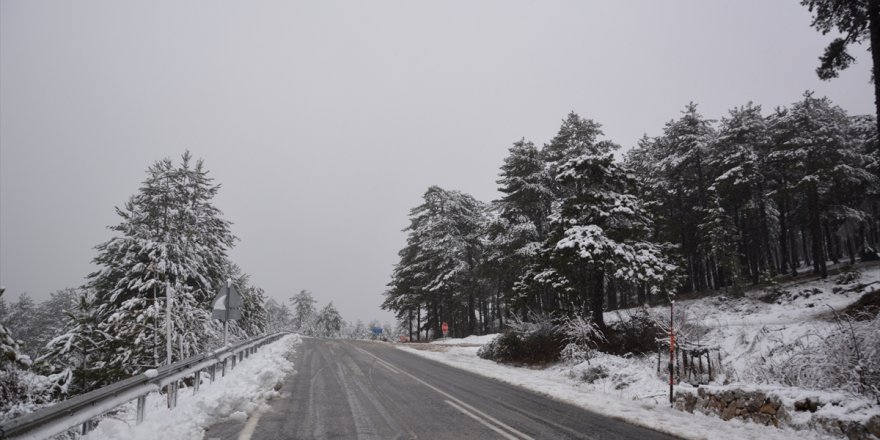 Manisa'nın yüksek kesimlerinde kar yağışı etkili oluyor