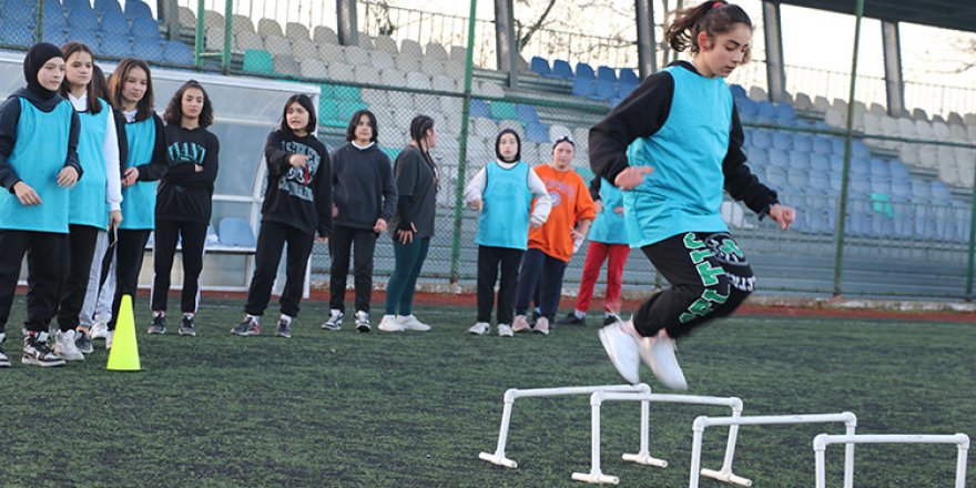 Samsun'un Salıpazarı ilçesinde kız öğrencilerin katılımıyla futbol takımı kuruldu