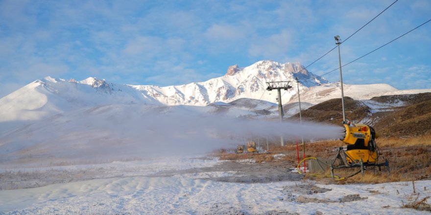 Erciyes Kayak Merkezi "suni karlama"yla kayakseverlerin hizmetinde
