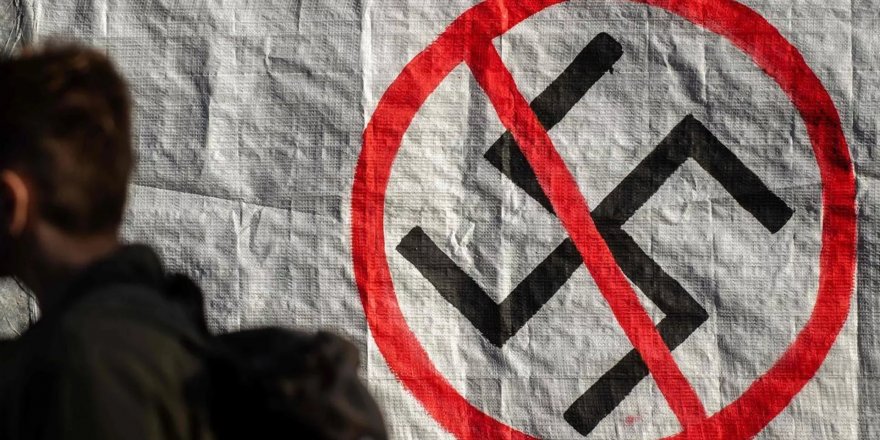 Doğum günü partisinde Nazi üniforması giydiği ortaya çıkan Avustralyalı siyasetçi özür diledi